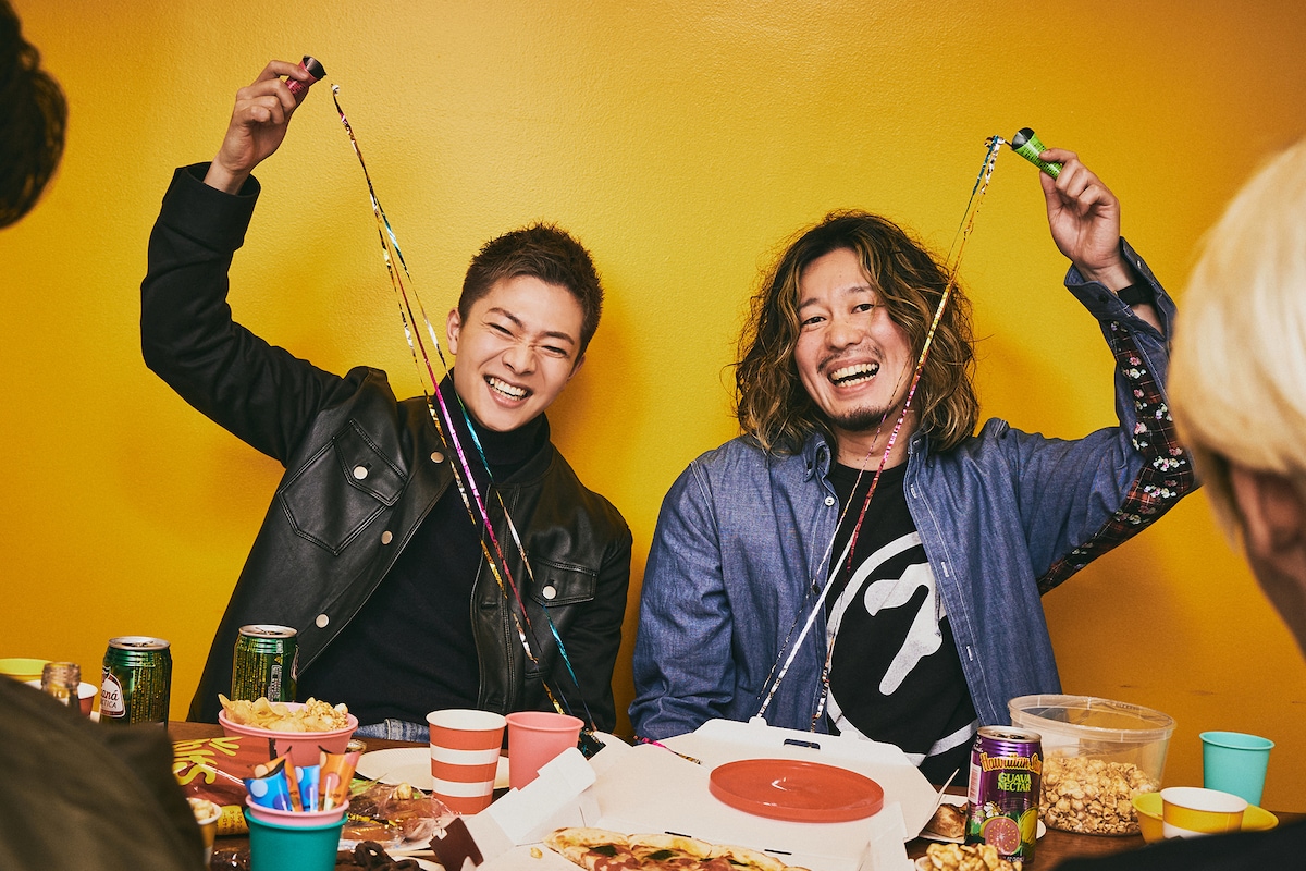 左から諸星翔希（Sax / 7ORDER）、石毛輝（Vo, G, Syn / the telephones）。