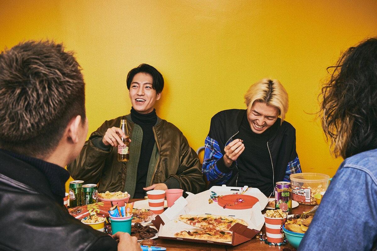 左から森田美勇人（B / 7ORDER）、岡本伸明（Syn, Cowbell, Shriek, Cho / the telephones）。