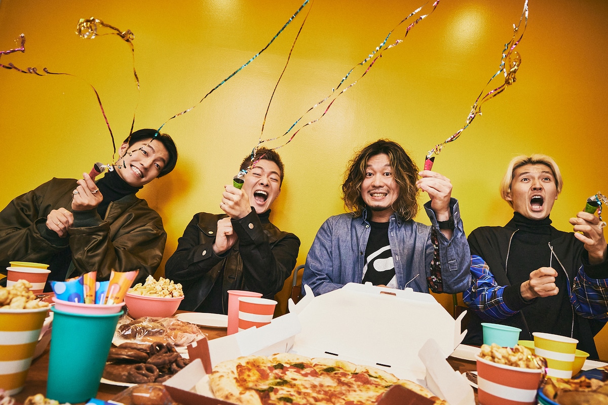 左から森田美勇人（B / 7ORDER）、諸星翔希（Sax / 7ORDER）、石毛輝（Vo, G, Syn / the telephones）、岡本伸明（Syn, Cowbell, Shriek, Cho / the telephones）。