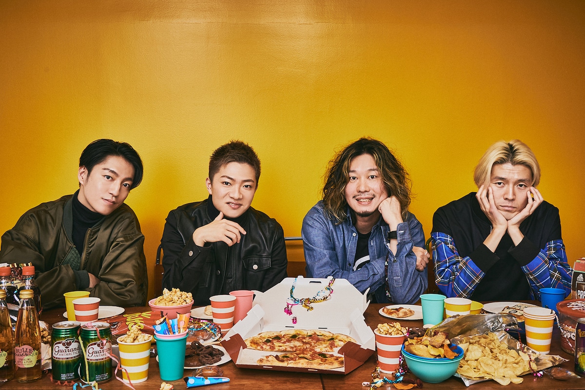 左から森田美勇人（B / 7ORDER）、諸星翔希（Sax / 7ORDER）、石毛輝（Vo, G, Syn / the telephones）、岡本伸明（Syn, Cowbell, Shriek, Cho / the telephones）。