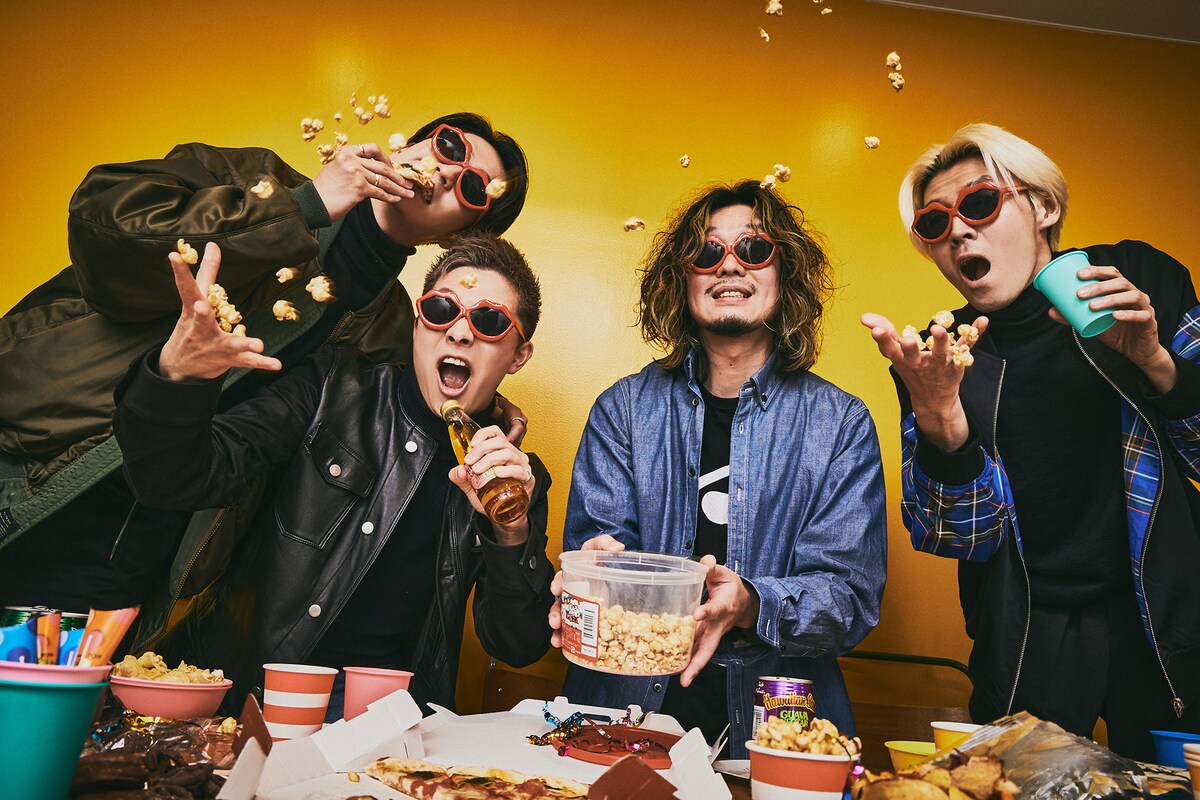 左から森田美勇人（B / 7ORDER）、諸星翔希（Sax / 7ORDER）、石毛輝（Vo, G, Syn / the telephones）、岡本伸明（Syn, Cowbell, Shriek, Cho / the telephones）。