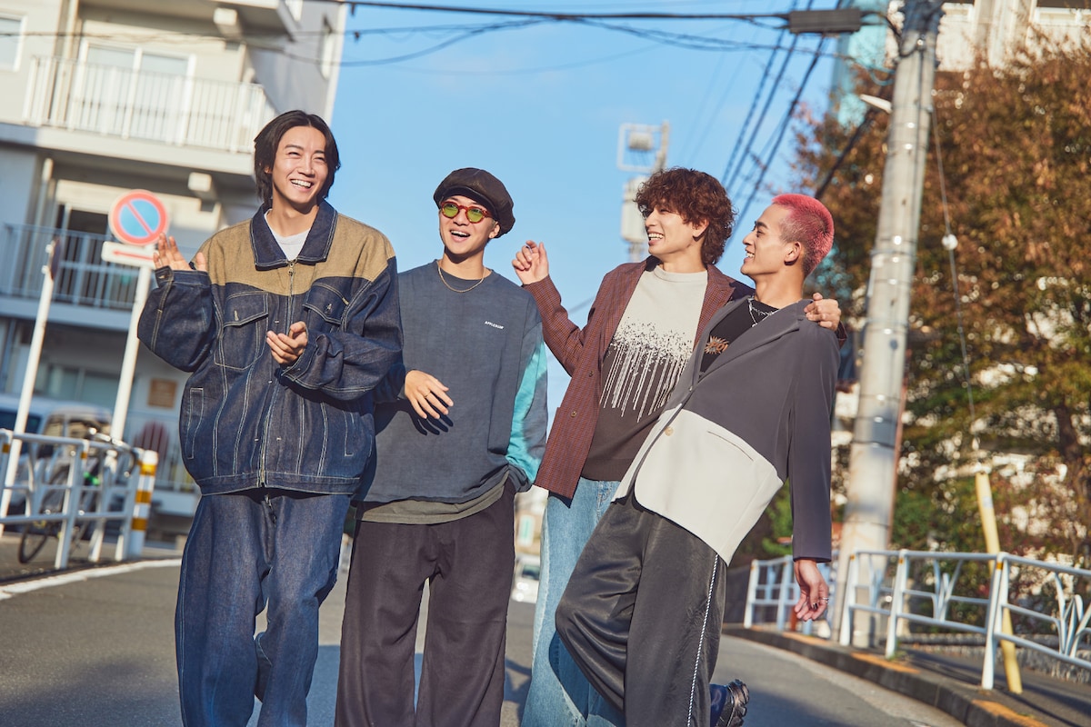 左から長妻怜央（7ORDER）、諸星翔希（7ORDER）、鈴木曉（WATWING）、桑山隆太（WATWING）。