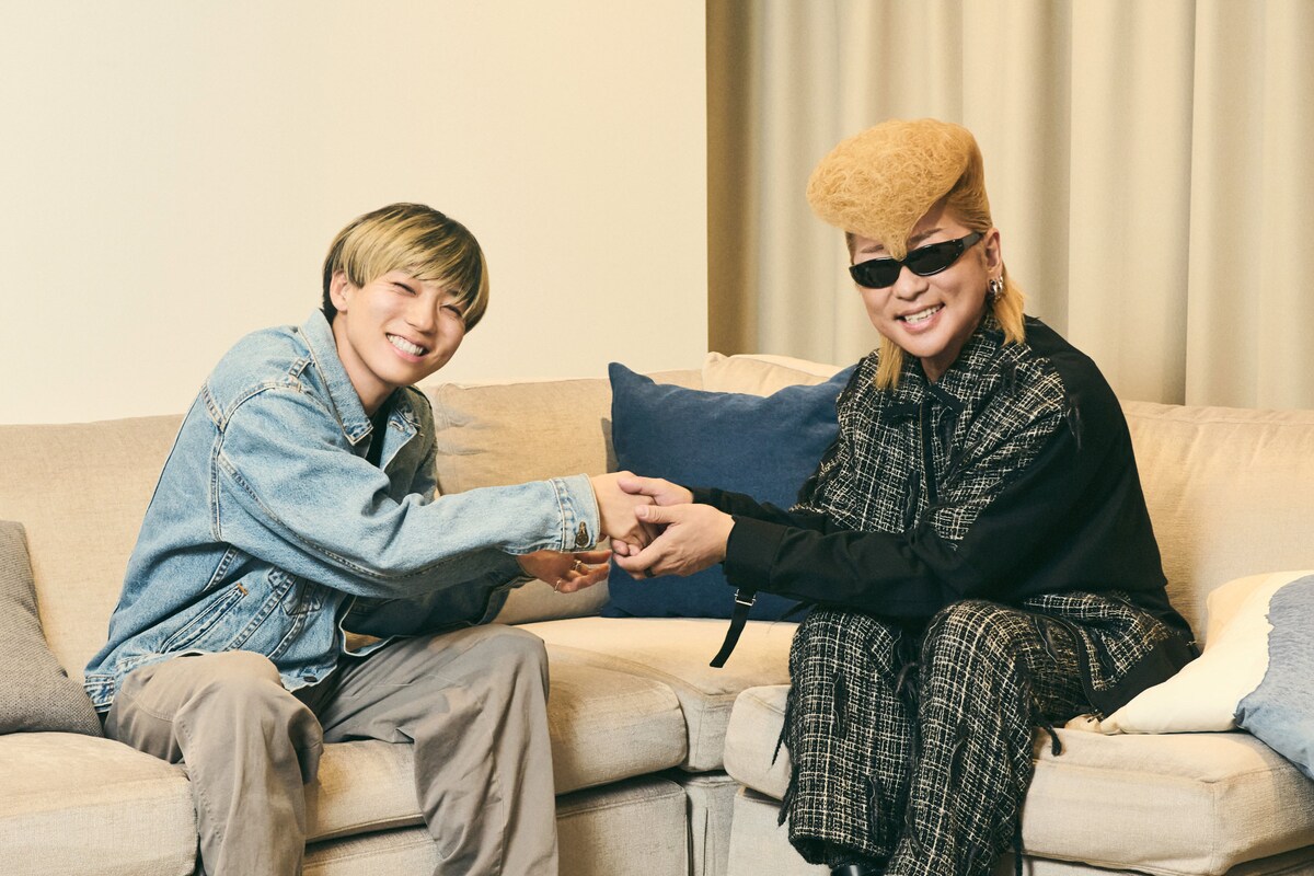 ガッチリと握手を交わす安井謙太郎（7ORDER）、綾小路 翔（氣志團）。