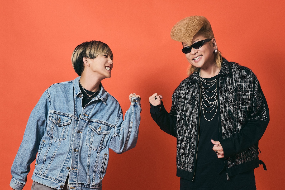 ファイティングポーズを取る安井謙太郎（7ORDER）、綾小路 翔（氣志團）。