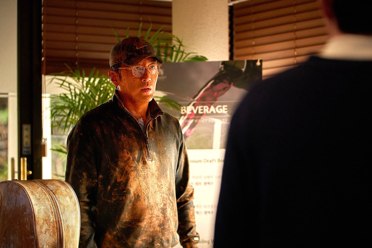 「ロビー！ 4000億円を懸けた仁義なき18ホール」場面写真。なぜか泥だらけの姿で現れ、周囲をざわつかせるチャンウク（演：ハ・ジョンウ）