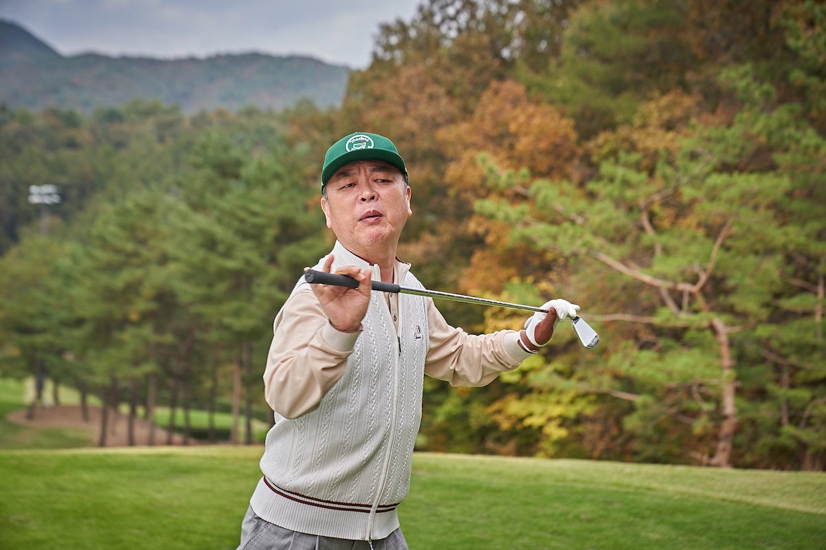 「ロビー！ 4000億円を懸けた仁義なき18ホール」より、キム・ウィソン演じるチェ室長