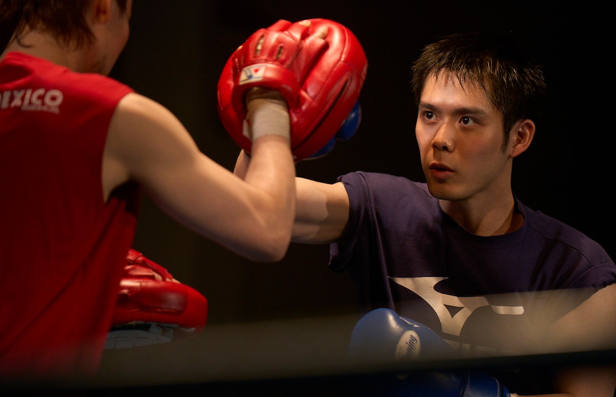 映画「人はなぜラブレターを書くのか」より、細田佳央太演じる富久信介。進学校に通いながら、ボクシングに打ち込む。正義感の強い高校生
