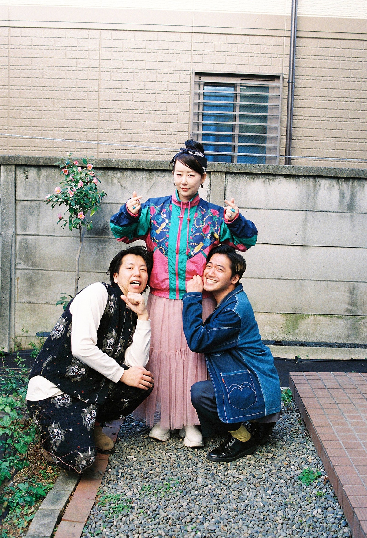 左から辻皓平、東村アキコ、金田康平。