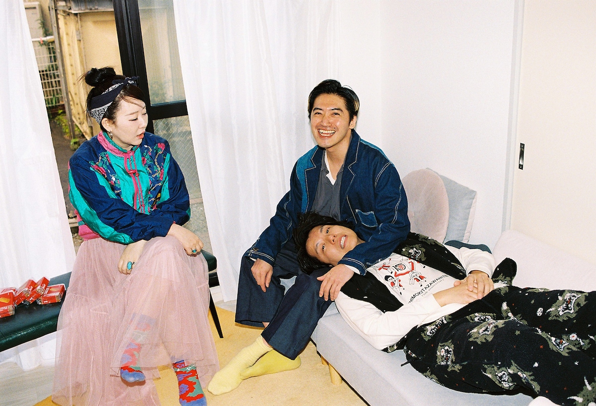 金田康平が滝音のさすけとルームシェアしている家で、3人は初めて出会った。