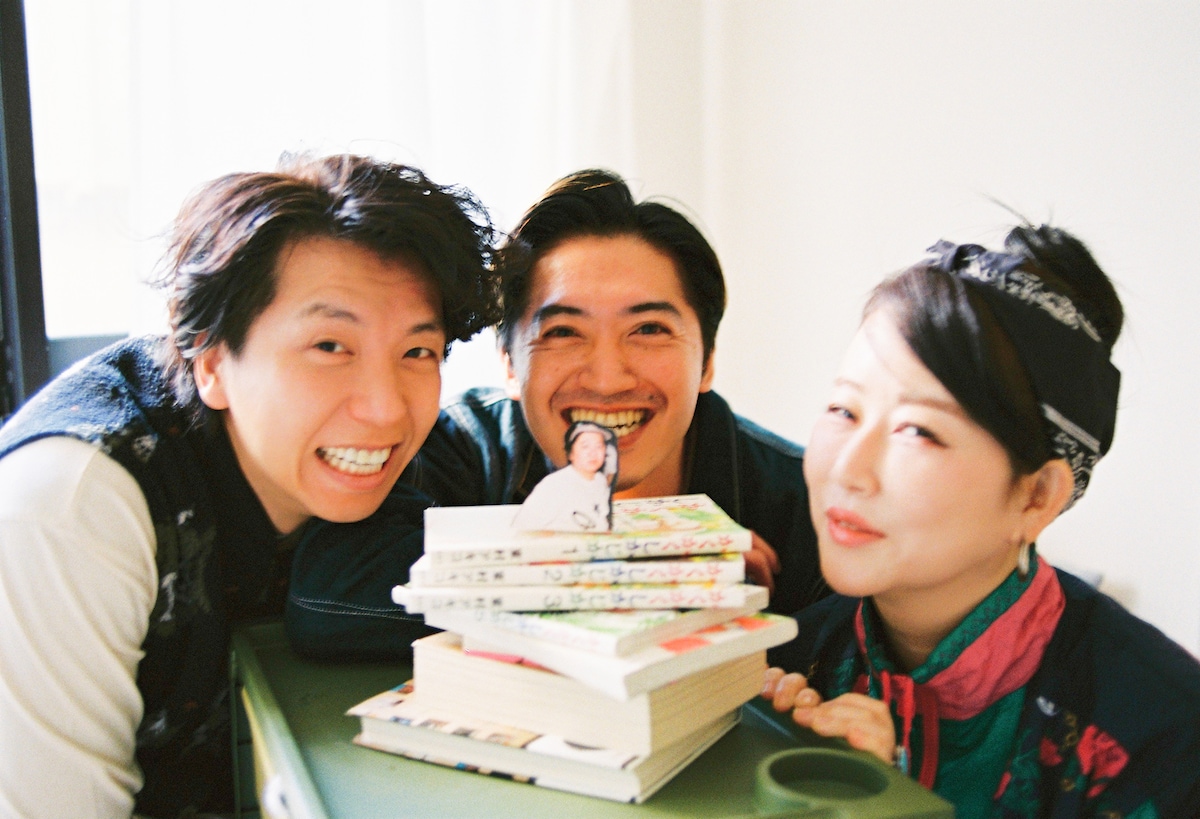 ニッポンの社長・ケツの写真を囲む辻皓平、金田康平、東村アキコ。