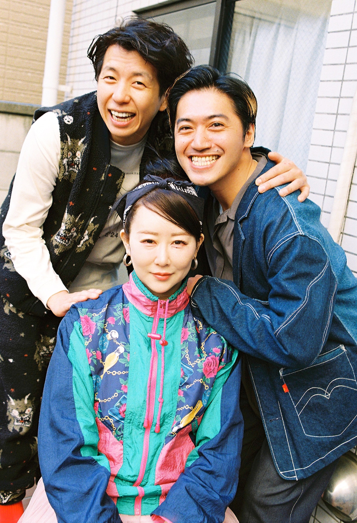 左から辻皓平、金田康平、東村アキコ。