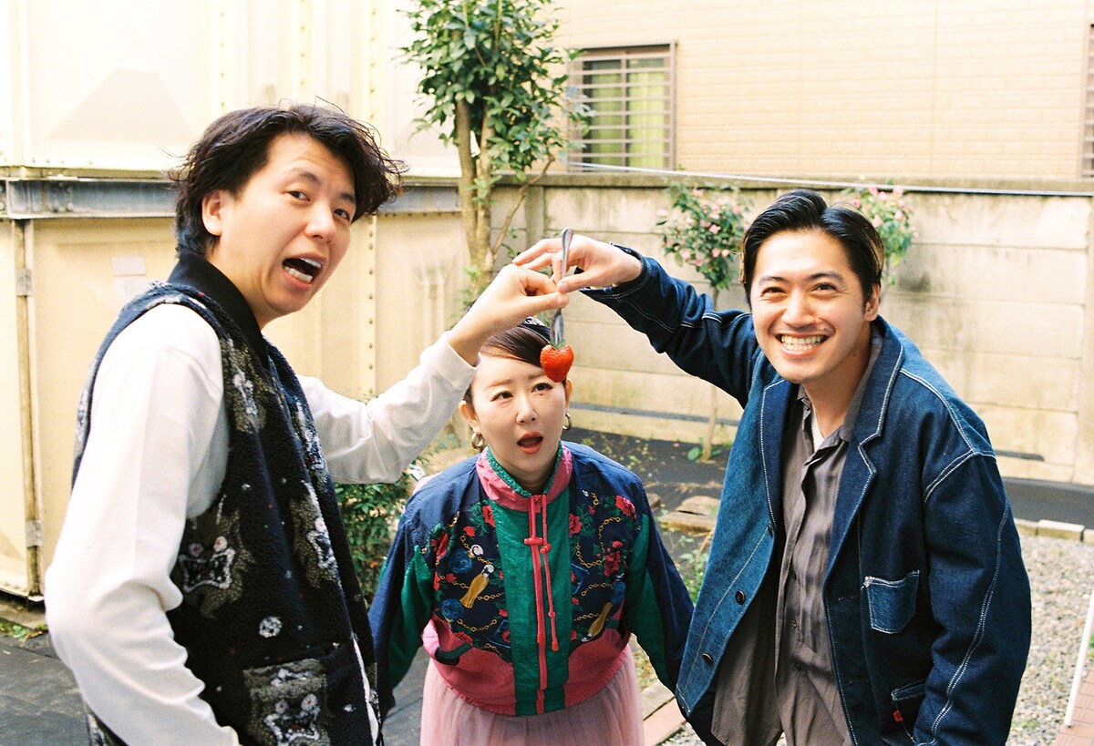 フォークに刺さったイチゴを……