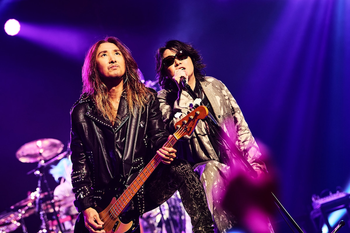 左からJ（B）、RYUICHI（Vo）。