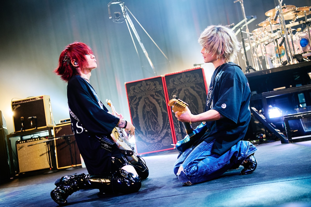 左からSUGIZO（G）、INORAN（G）。