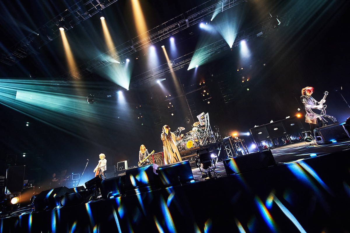 「35th ANNIVERSARY TOUR 2024 ERA TO ERA SEARCH FOR MY EDEN」東京ガーデンシアター公演の様子。