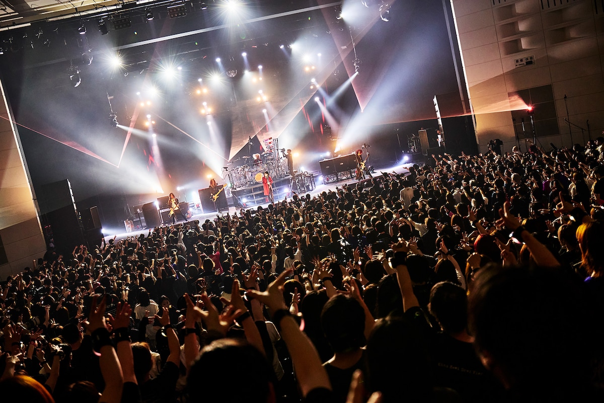 「35th ANNIVERSARY TOUR 2024 ERA TO ERA SHINING BRIGHTLY」大宮ソニックシティ公演の様子。