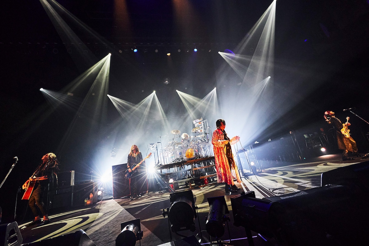 「35th ANNIVERSARY TOUR 2024 ERA TO ERA BRAND NEW CHAOS」大宮ソニックシティ公演の様子。