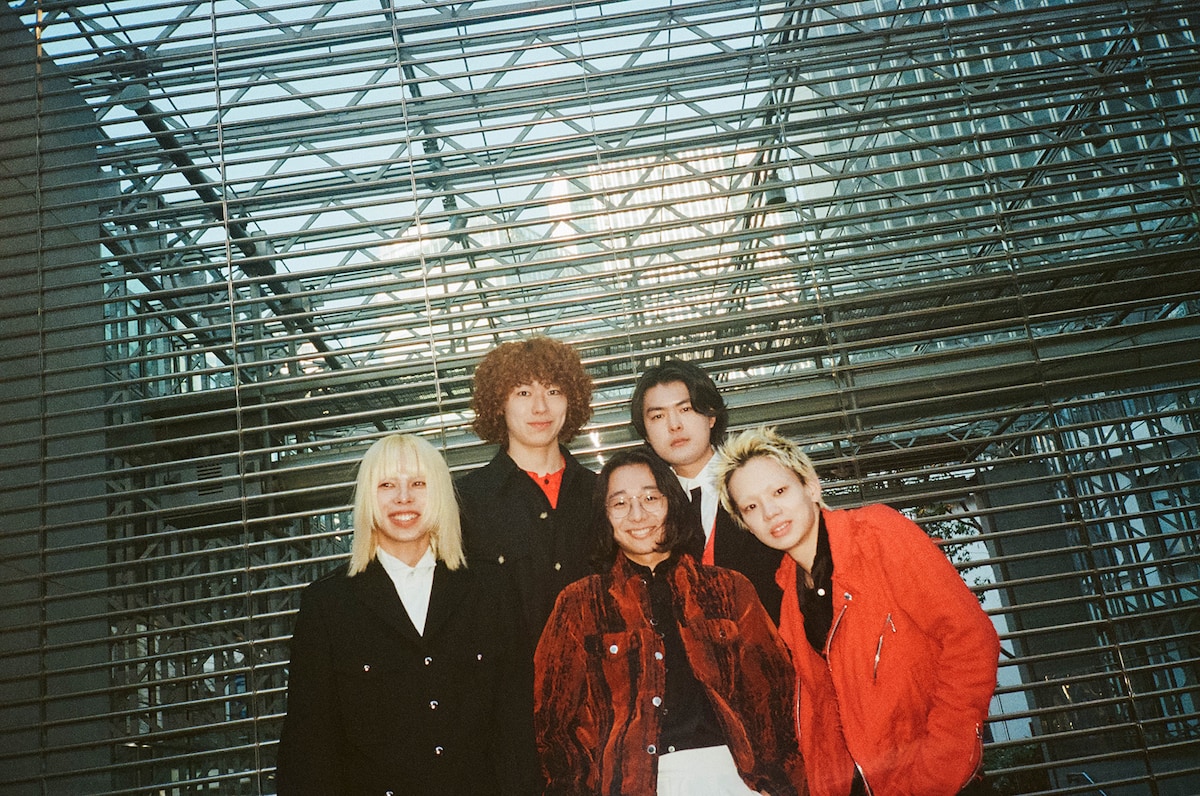 luv。左からHiyn（Vo, G）、Ofeen（DJ）、Zum（B）、Rosa（Key）、Sho（Dr）。