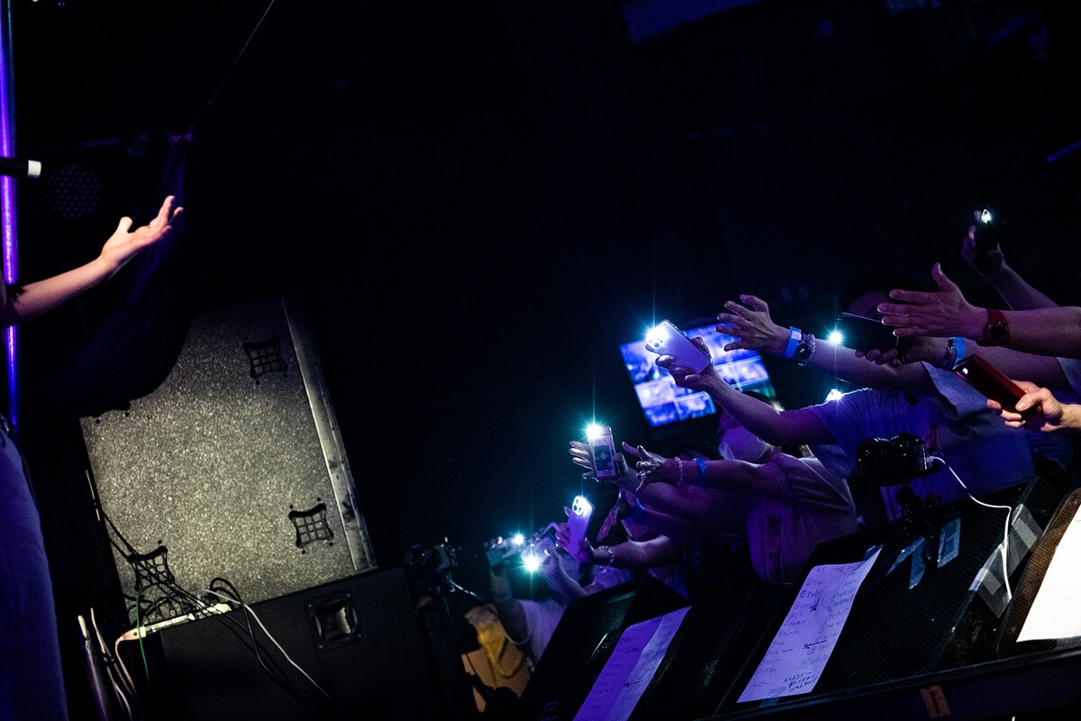 「lyrical school tour 2022 "L.S."」沖縄公演の様子。「THE LIGHT」で一斉にスマホのライトを点灯させるヘッズたち。