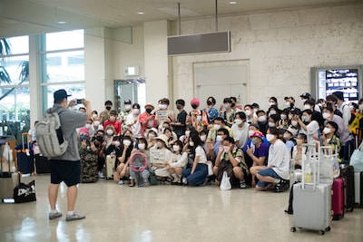 沖縄に到着したリリスク&ヘッズ一行。スコールのような土砂降りに迎えられ、記念撮影は空港ロビーで。