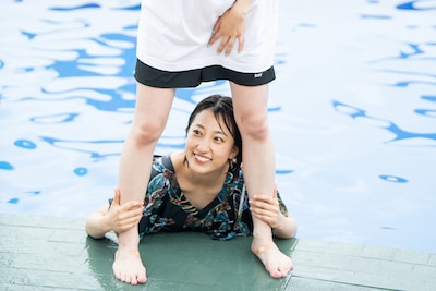 沖縄かりゆしビーチリゾート・オーシャンスパのプールを満喫するリリスク。himeの股下に登場したrisano(下)とそれを撮影するhime(上)。