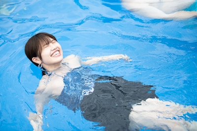 プールにぷかぷか浮かぶyuu。