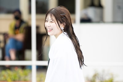 プールサイドではしゃぐhinako。