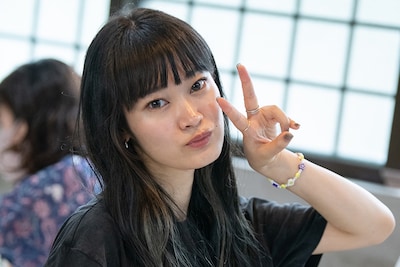 琉球村でヘッズと一緒にシーサーの飾り付けに挑戦するminan。道中は各メンバーごとのチームに分かれて行動していたが、minan推しグループは常に穏やかな時間が流れていた。