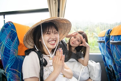 暑い日差しから身を守る沖縄の伝統的アイテム・クバ笠を手に入れたyuu(左)とhime(右)。