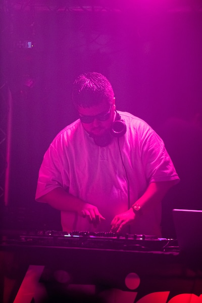 「浅野くん」の愛称で親しまれるDJ BIG-D。