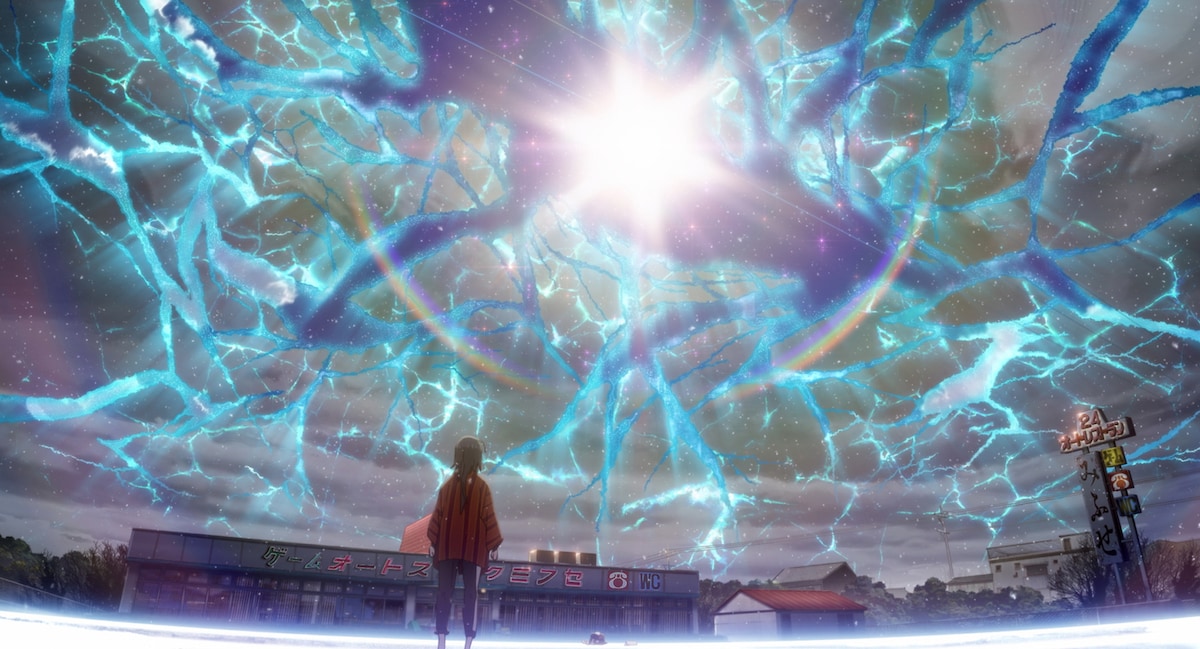 製鉄所の爆発によって出口を失い、時まで止まり、永遠の冬に閉じ込められた見伏町に広がる“ひび割れ”。曇り空の“ひび割れ”からは晴れ間がのぞく。