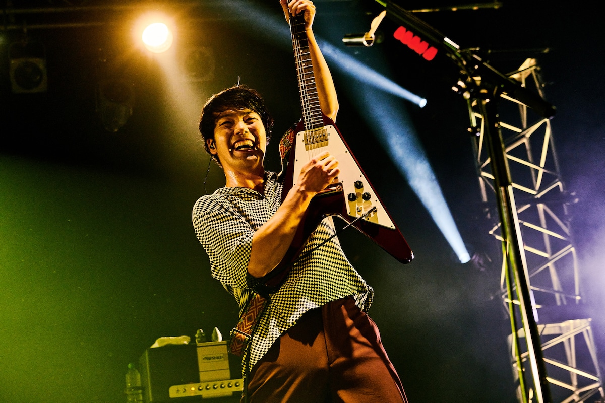 田辺由明（G, Cho）（撮影：酒井ダイスケ）