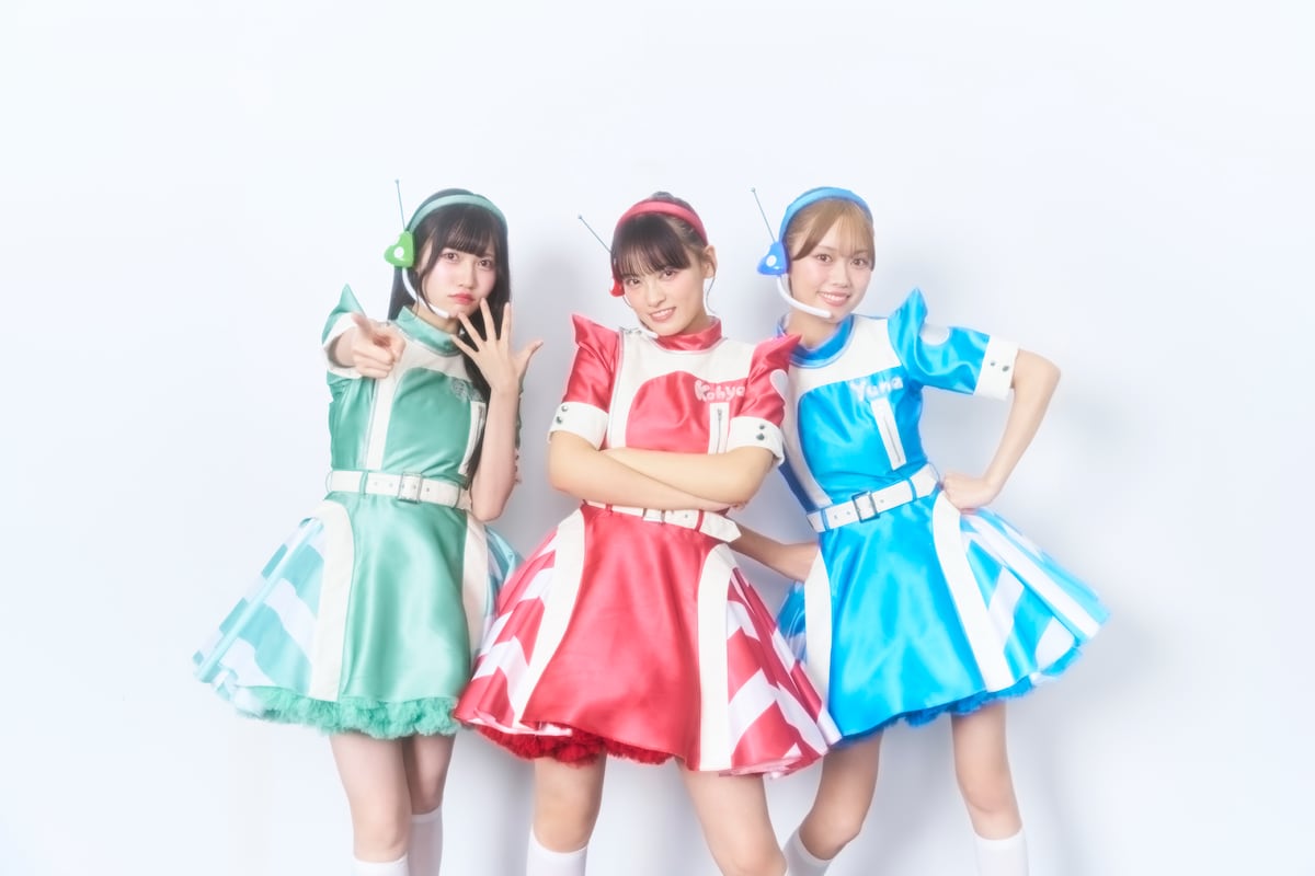 左から吉瀬真珠、伊達花彩、葉月結菜。