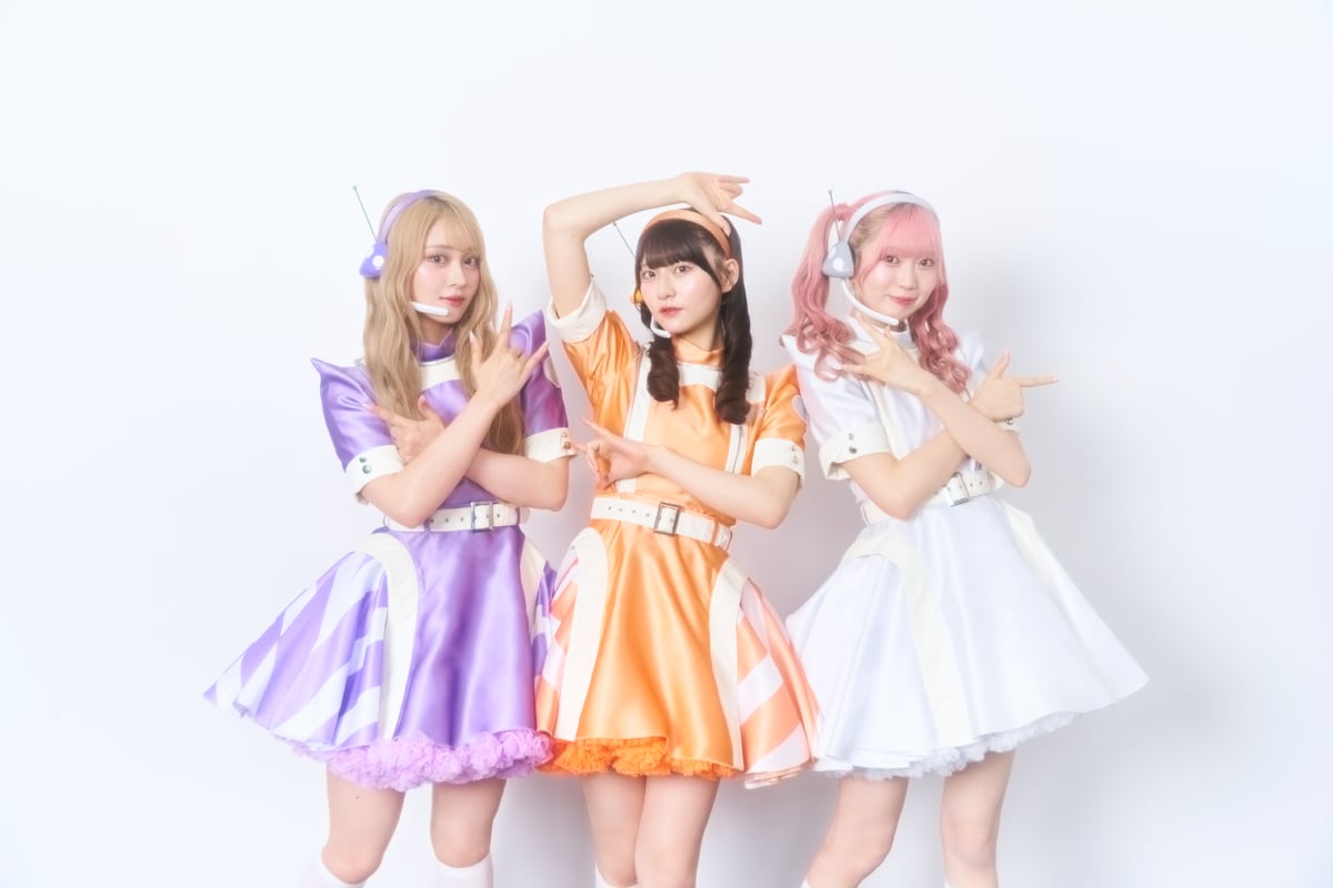 左から北美梨寧、桜ひなの、律月ひかる。