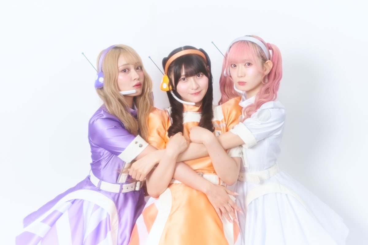 左から北美梨寧、桜ひなの、律月ひかる。