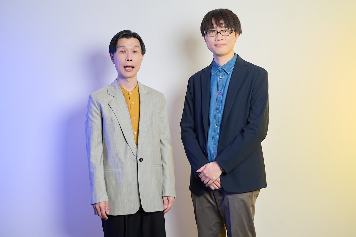 左からハライチ・岩井勇気、山元隼一監督。