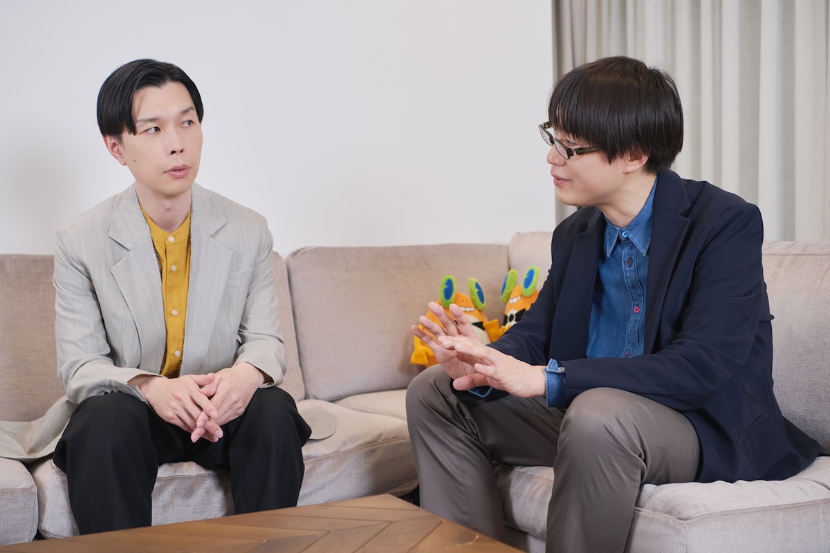 左からハライチ・岩井勇気、山元隼一監督。