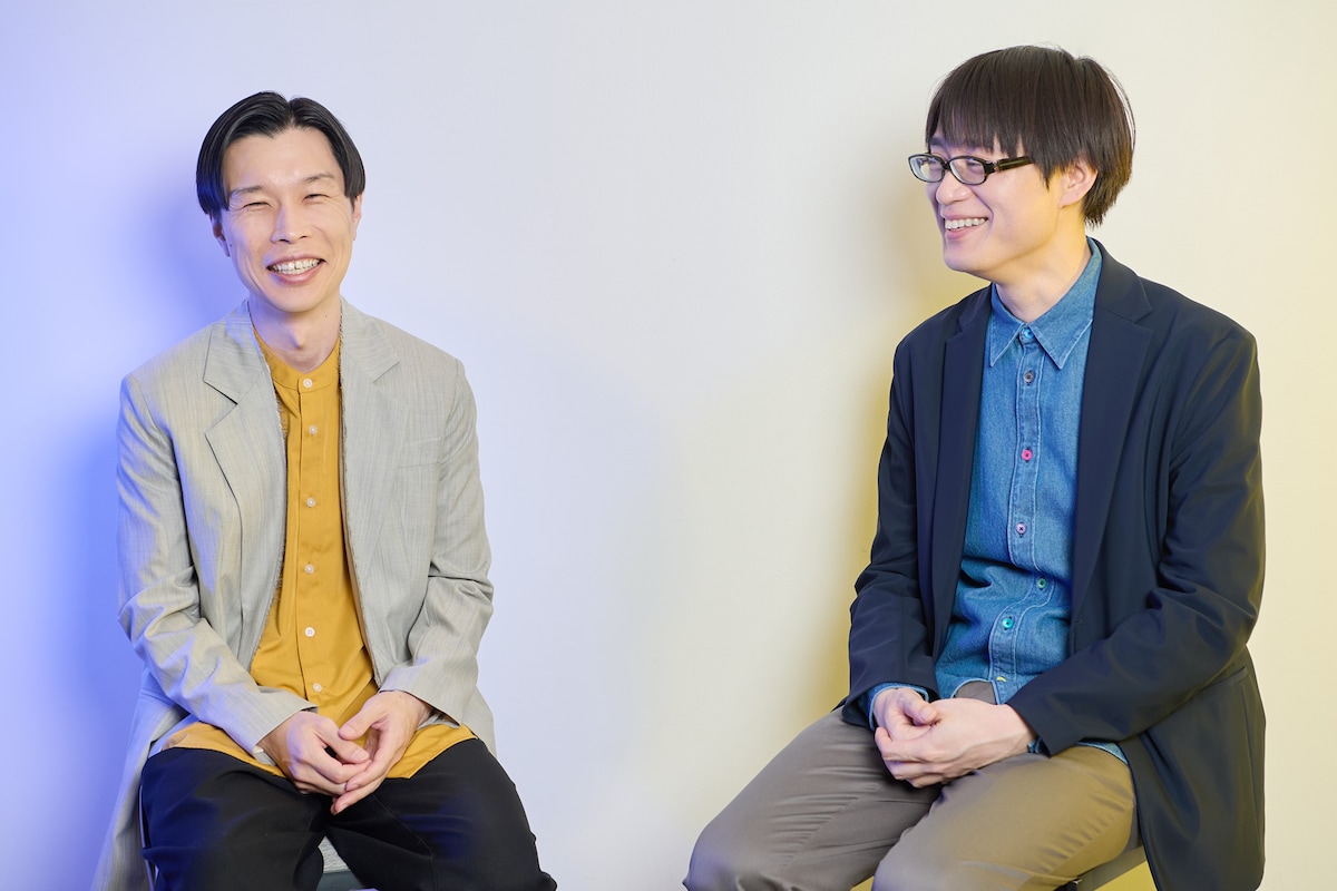 左からハライチ・岩井勇気、山元隼一監督。