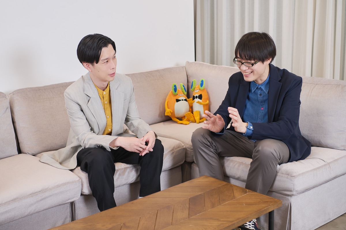 左からハライチ・岩井勇気、山元隼一監督。