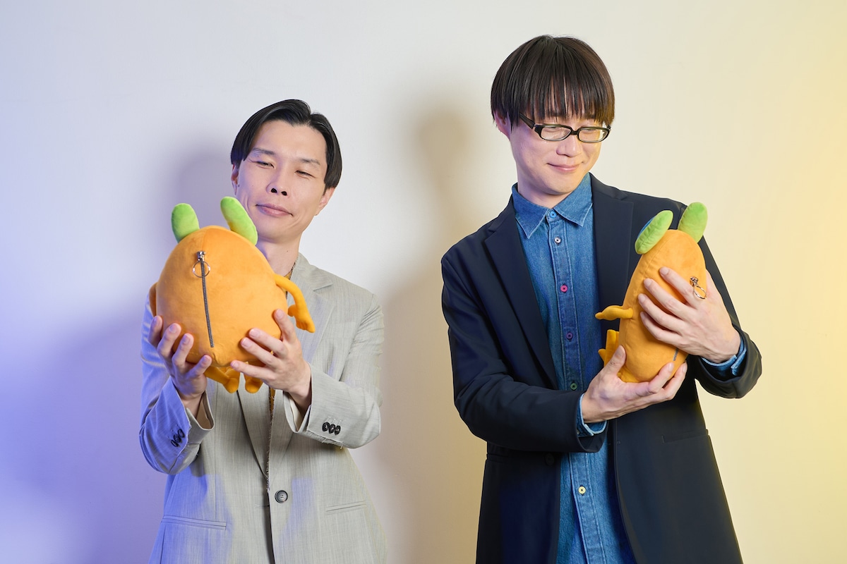 左からハライチ・岩井勇気、山元隼一監督。