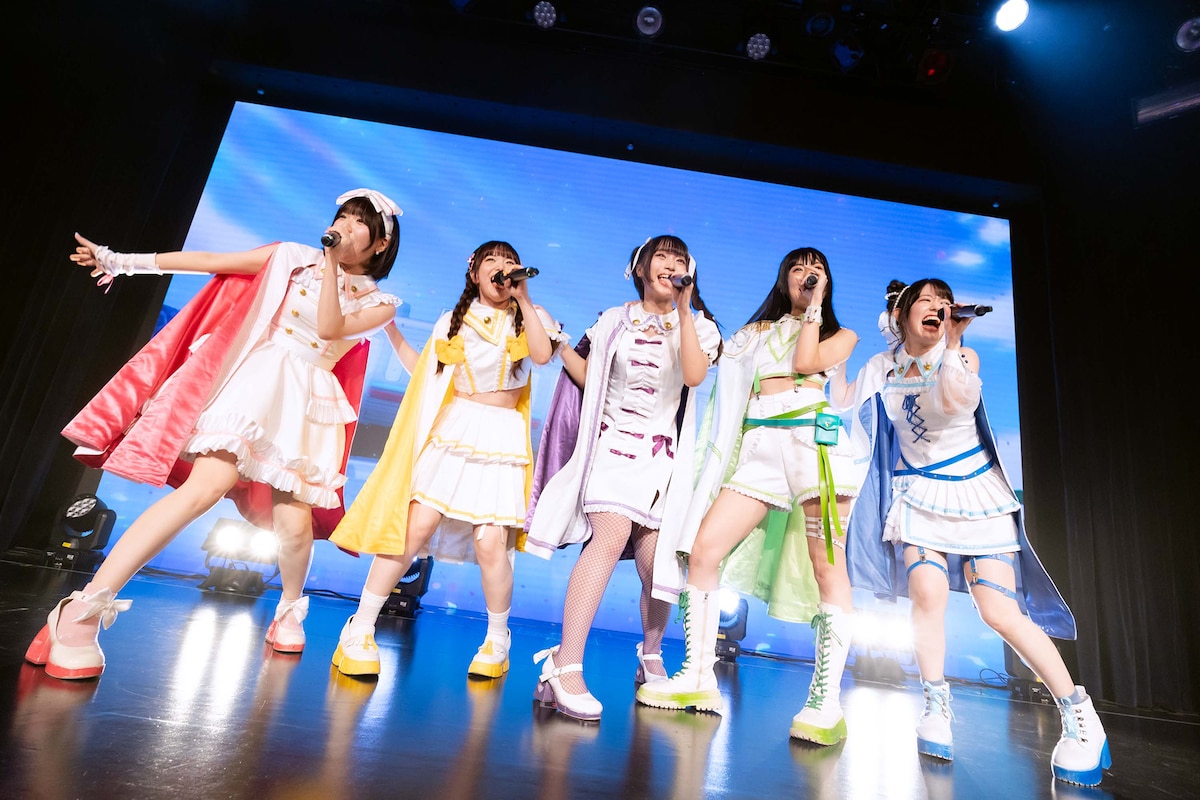 前橋ウィッチーズ。左から赤城ユイナ役の春日さくら、三俣チョコ役の三波春香、新里アズ役の咲川ひなの、北原キョウカ役の本村玲奈、上泉マイ役の百瀬帆南。（撮影：曽我美芽）