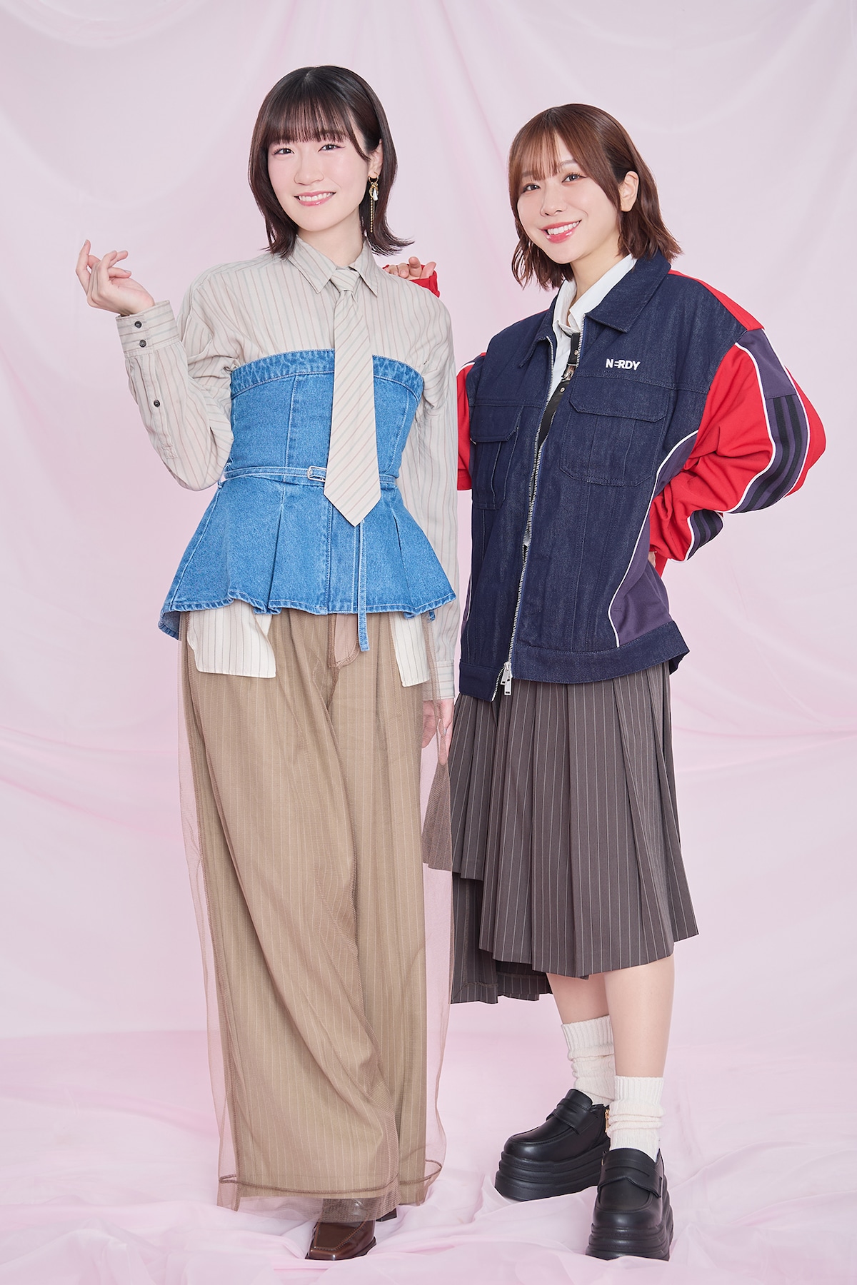 左から前島亜美、愛美。