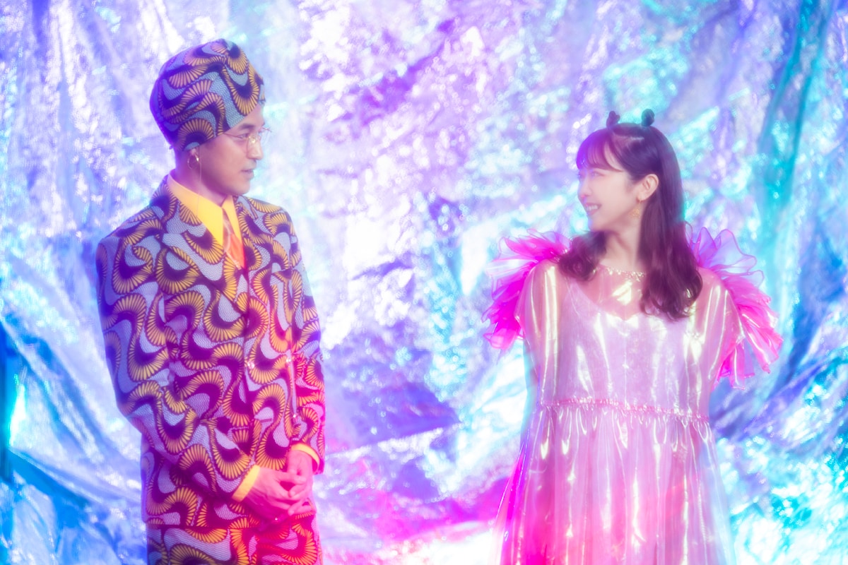 左からマハラージャン、峯岸みなみ。