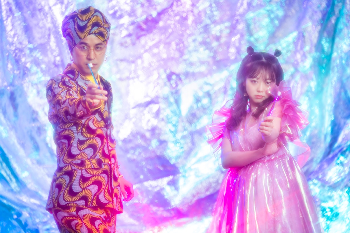 左からマハラージャン、峯岸みなみ。