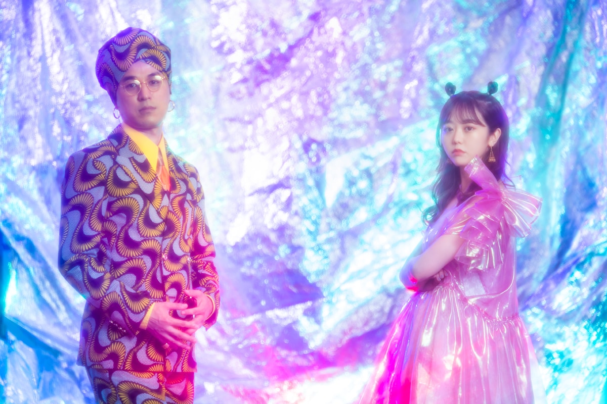 左からマハラージャン、峯岸みなみ。