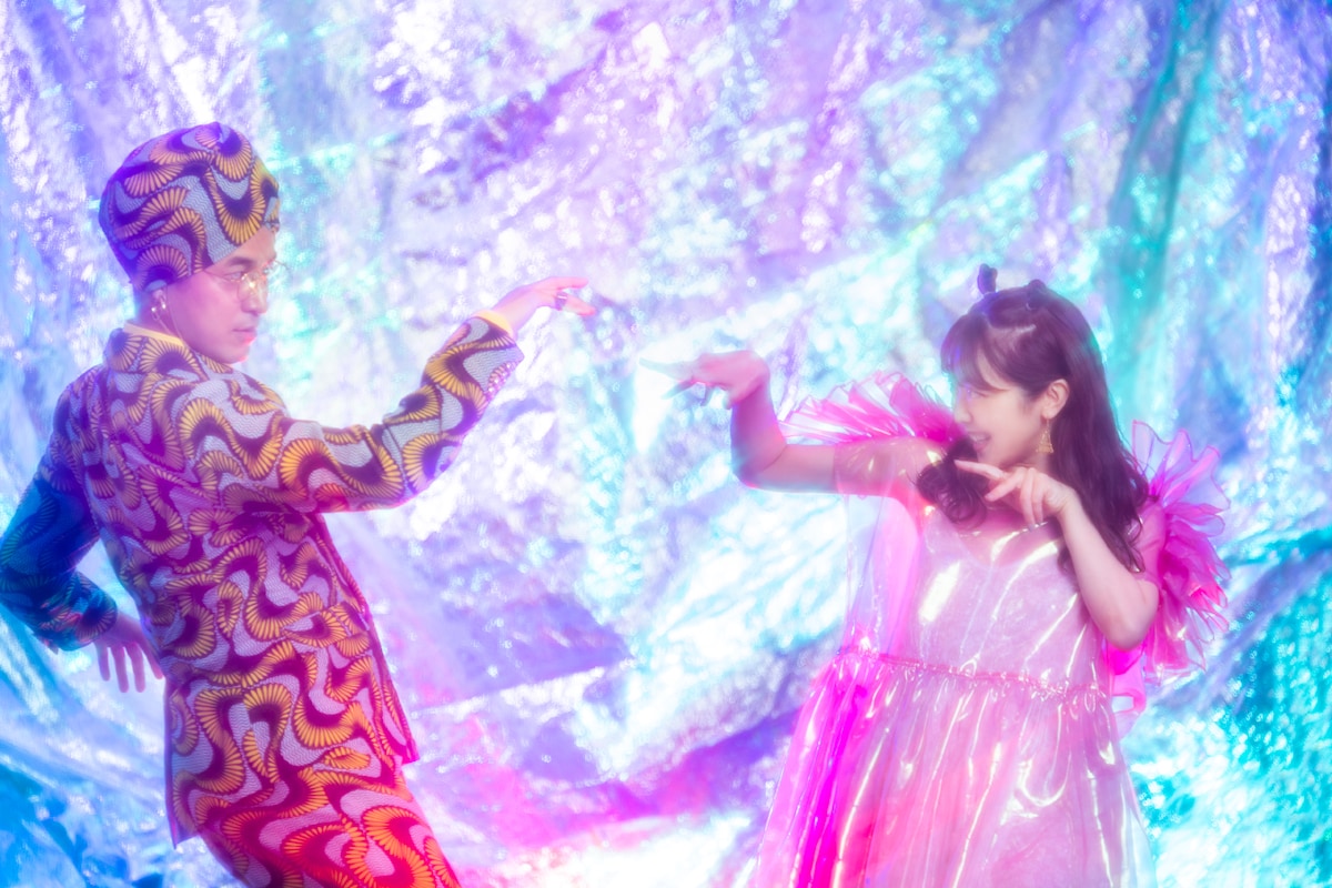 左からマハラージャン、峯岸みなみ。