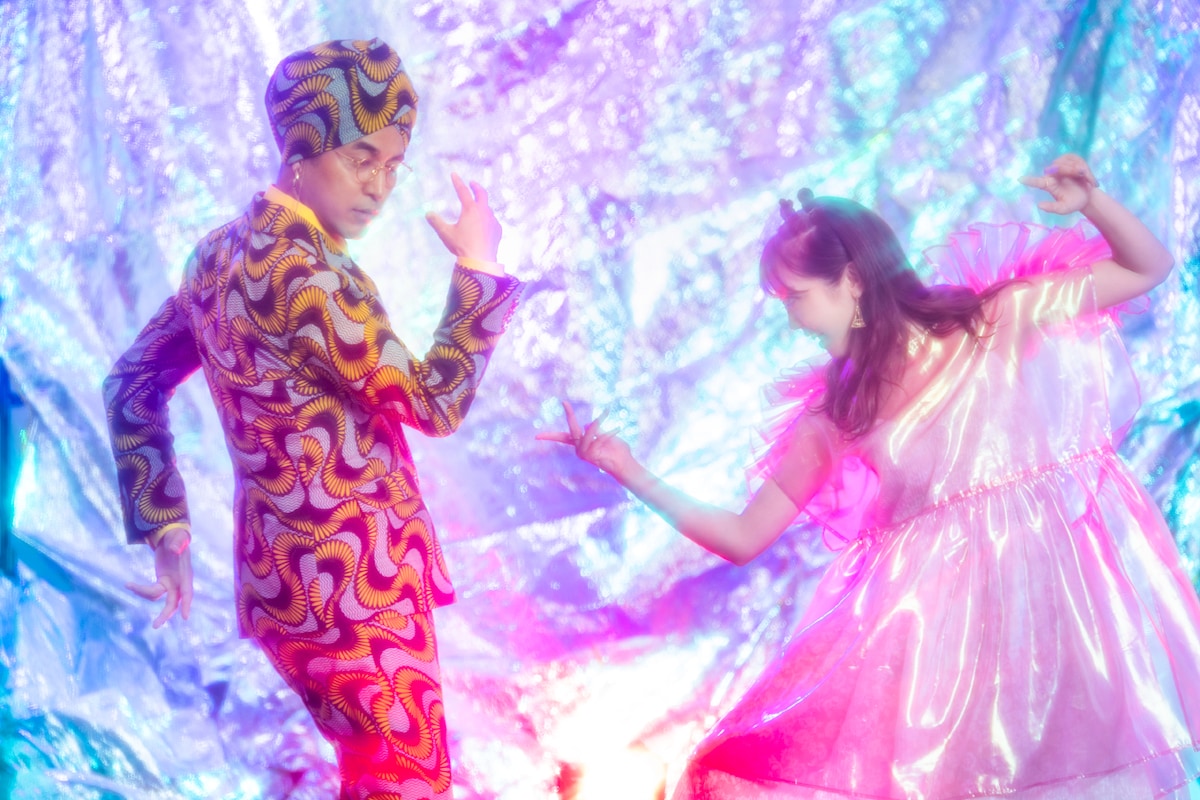 左からマハラージャン、峯岸みなみ。