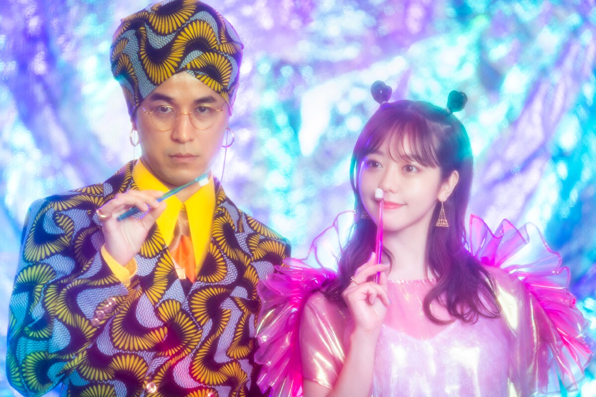 左からマハラージャン、峯岸みなみ。