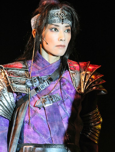 日中のスターが共演した舞踊歌劇「木蘭（ムーラン）」（2010年）より。真琴は中国の男性ダンサー・黄豆豆と海を越えた友情を育んだ。