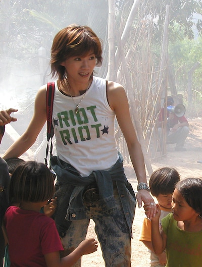 MVの撮影でタイ・パタヤへ。現地の子供たちに“あっち向いてホイ”を教えた。